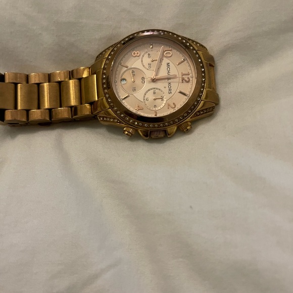 Micheal Kors rose gold watch - Picture 3 of 4